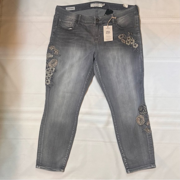 💥SALE💥 $32 Torrid Ankle Skinny Gray Floral Embroidered Jeans NWT Sz 16R - Picture 2 of 16